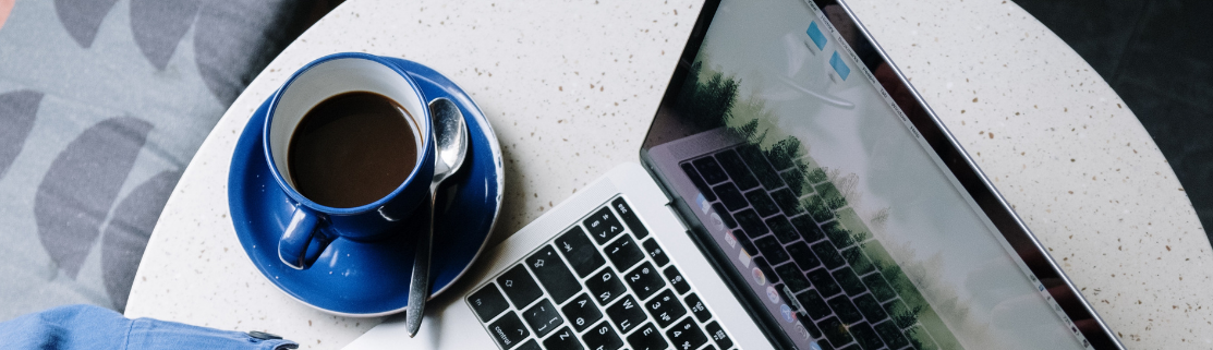 zoom sur un café sur une table
