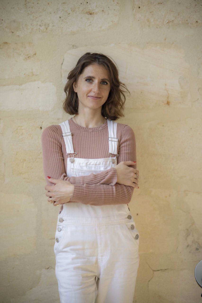 Ines posant devant un mur
